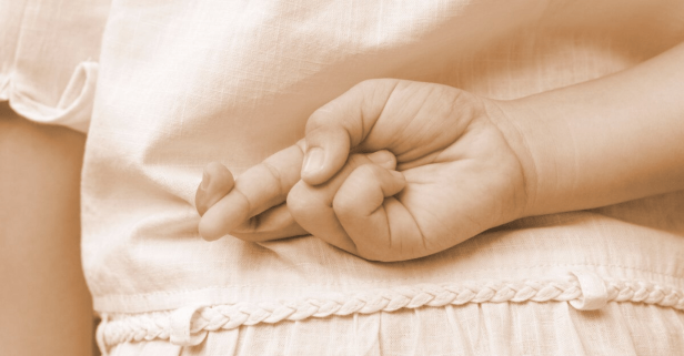 Mulher dedos cruzados