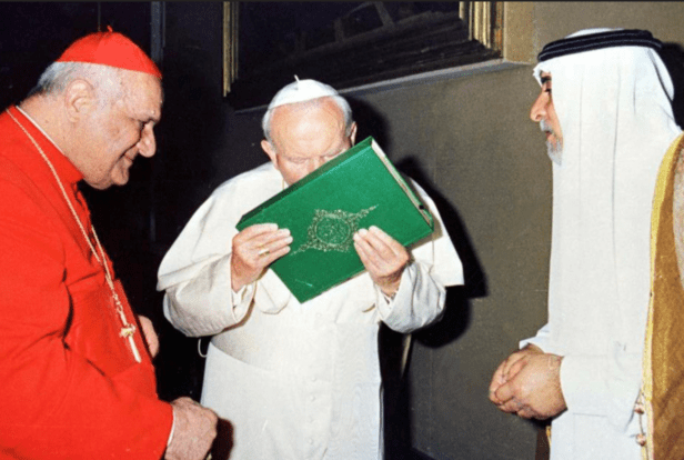 João Paulo II beijando Corão