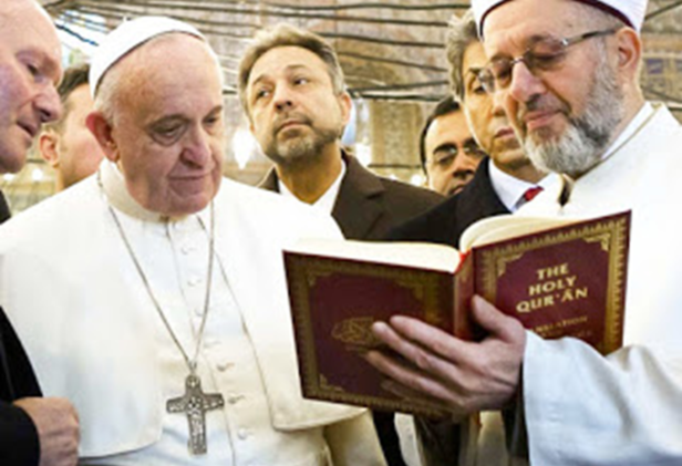 Papa Francisco ouvindo pregação de Muçulmano